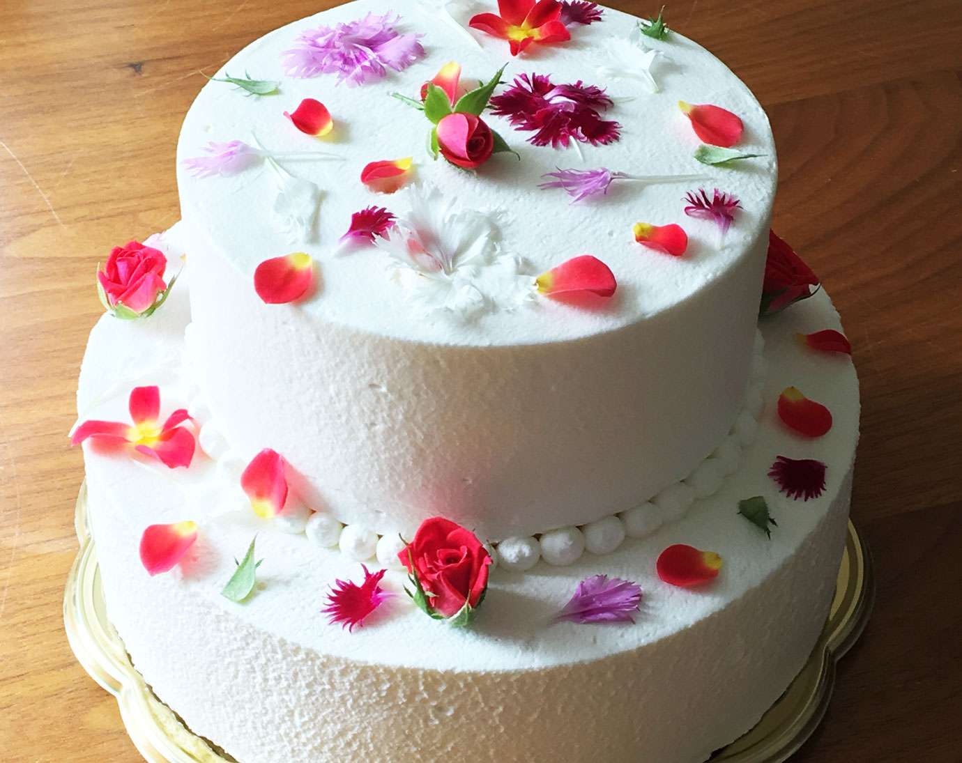 花びらをあしらった白の2段ケーキ