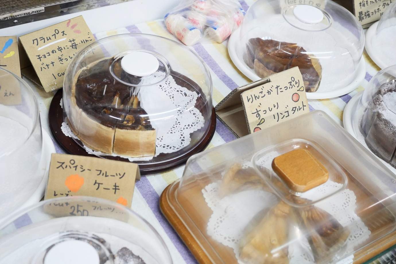 陳列されたケーキがたくさん