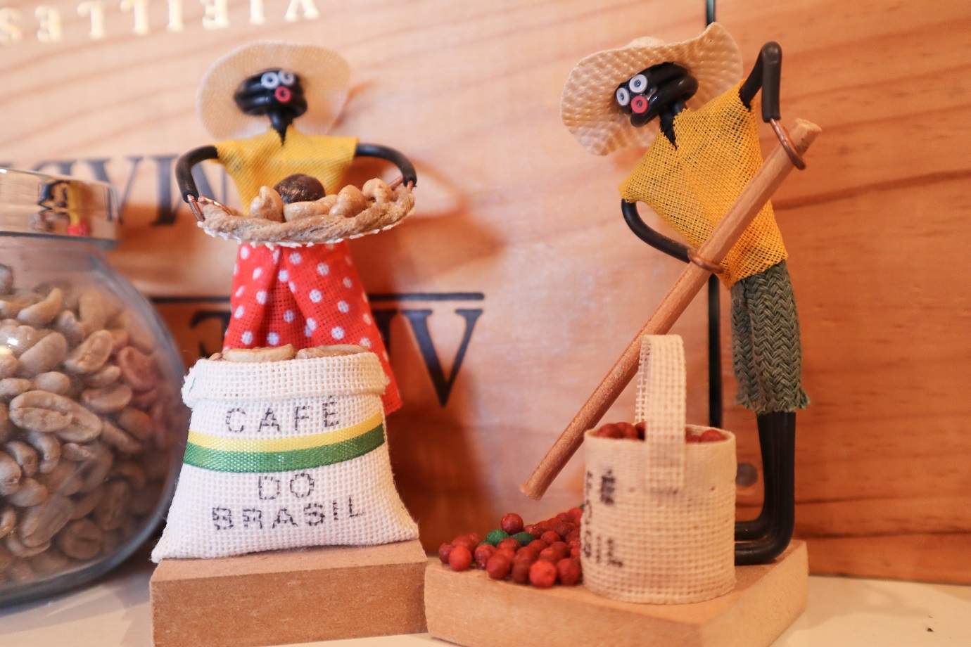 コーヒー豆生産者を模した人形