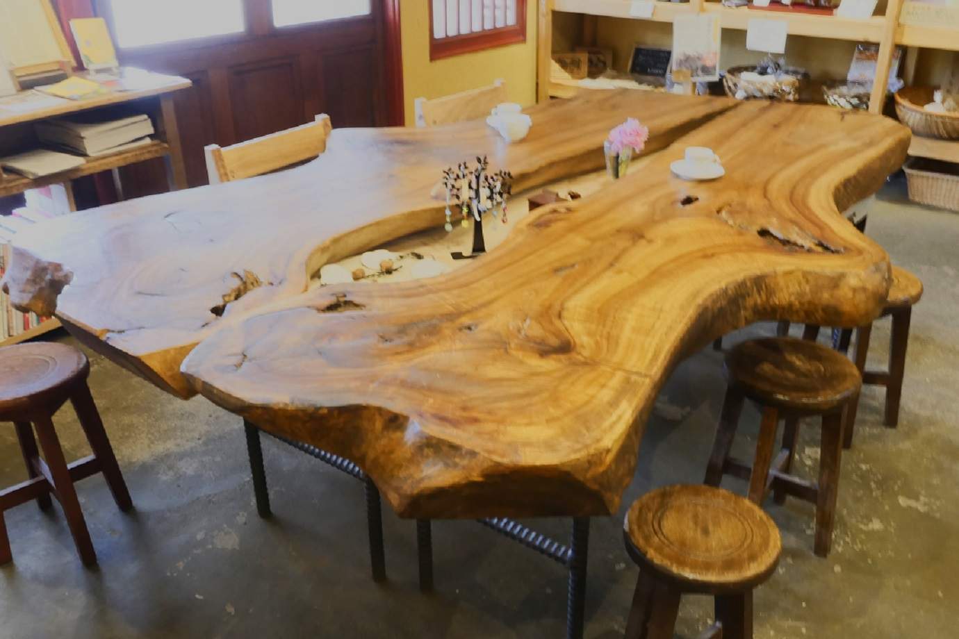 富士町産の木材を使用した大きなテーブル