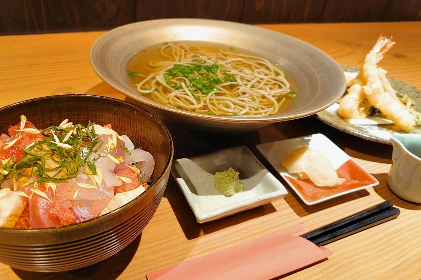 天ぷらそば（税込1,480円）＋ミニ海鮮丼セット（税込680円）の画像