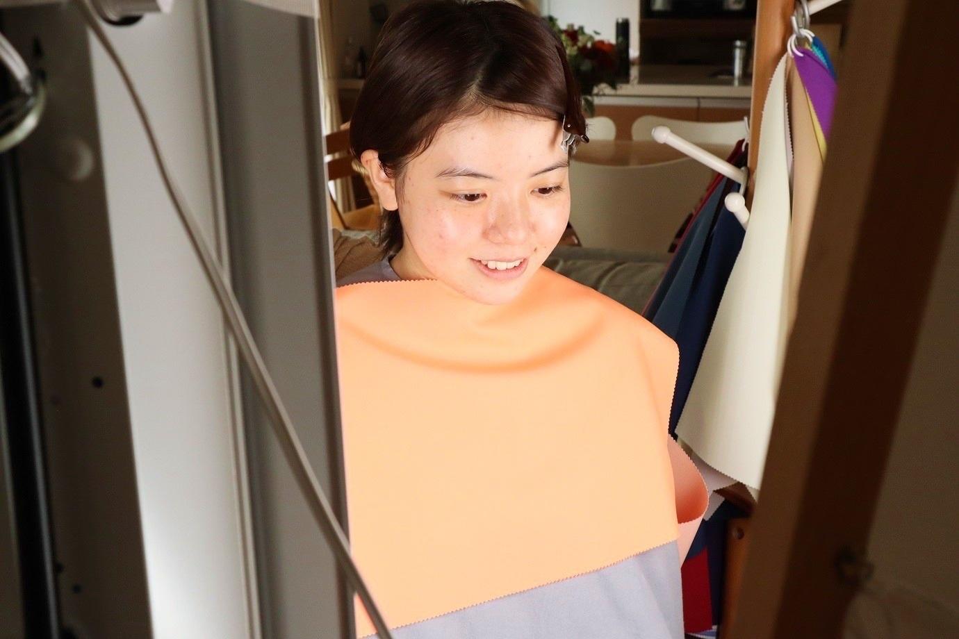 オレンジの布を当ててみる