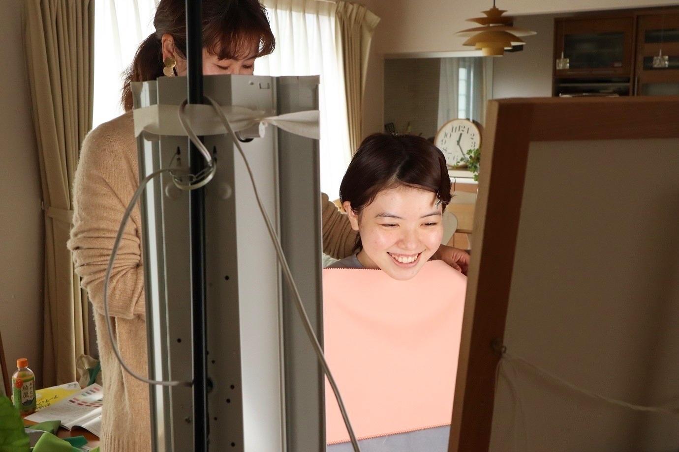 ピンクの布を当ててみる