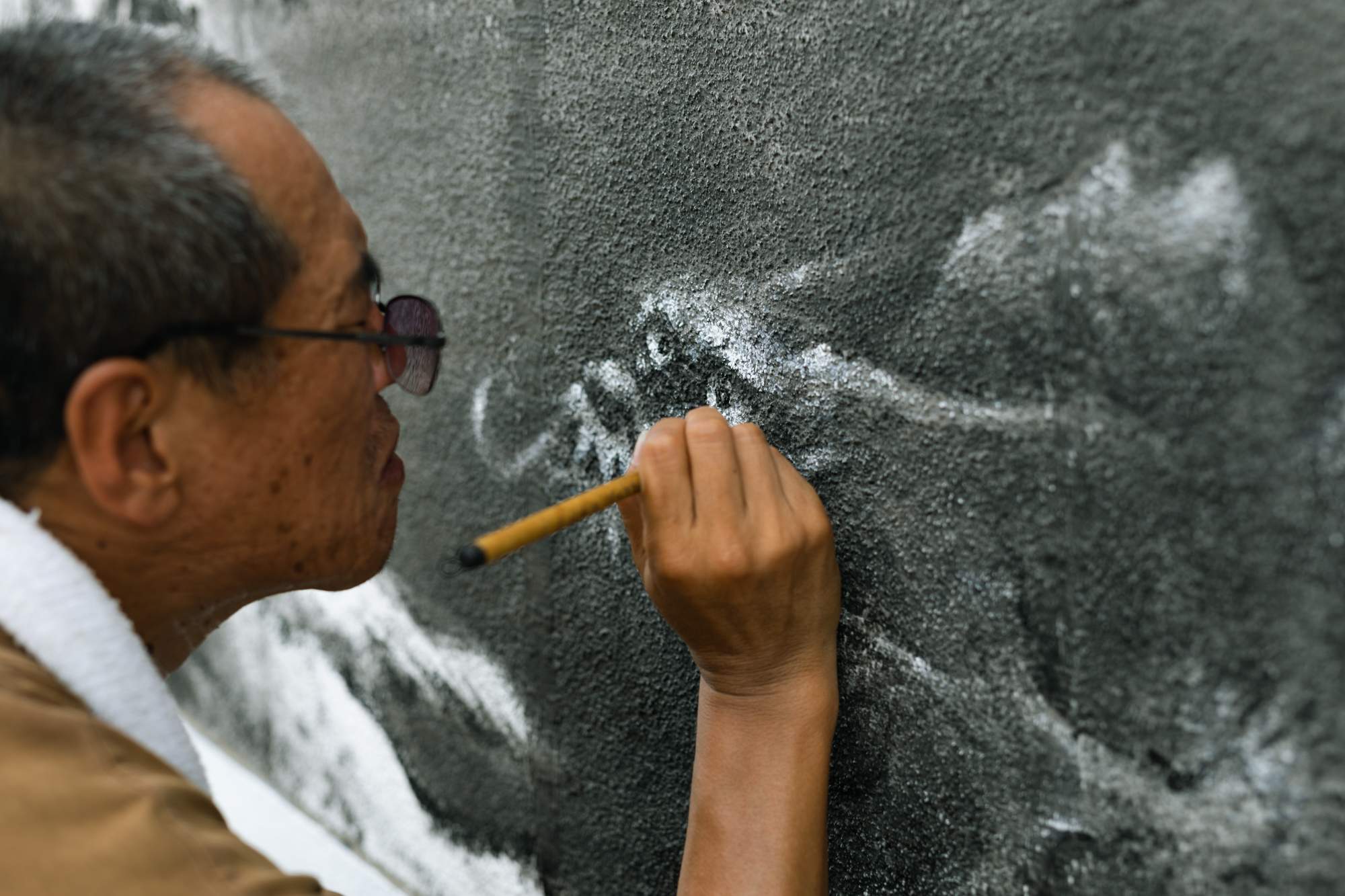 7/11遂に完成！】謎の大壁画の作家が判明！！｜佐賀市 浄土寺｜EDITORS