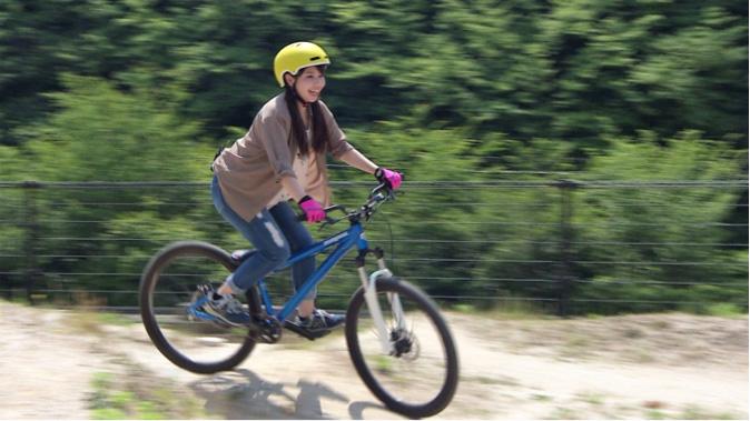 マウンテンバイクに乗る今井瞳さん