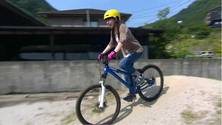 マウンテンバイクに乗る今井瞳さん