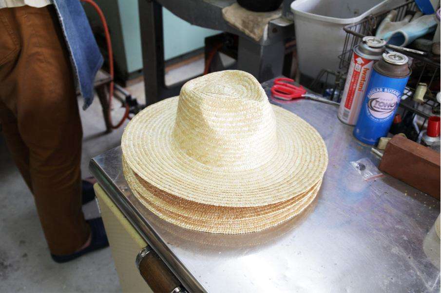 麦をぐるぐる縫い上げる。森山製帽所の麦わら帽子作りに潜入。（森山製帽所 前篇）