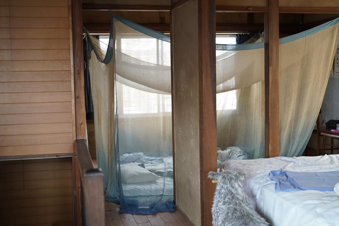 蚊帳を貼った寝室
