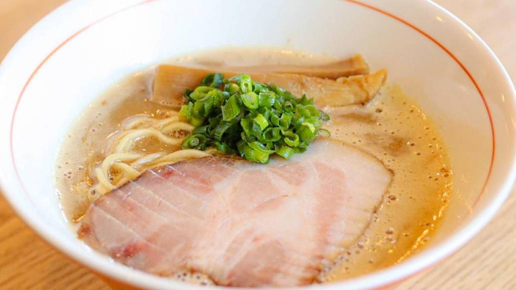 大阪のラーメン激戦区から佐賀へ！「麺や なかよし」の鶏豚骨にハマる人続出！