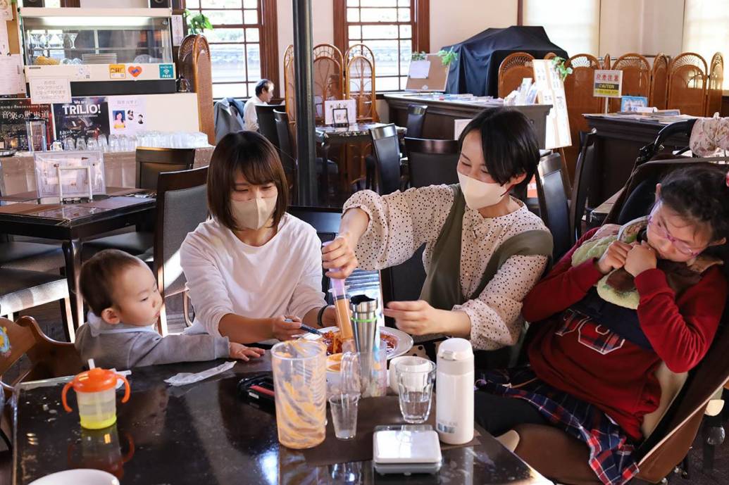 障がい児のママや家族と一緒に構えず、自然に。幸せなひとときをシェアできる空間「レストラン&カフェ浪漫座」×「ケアマミ」