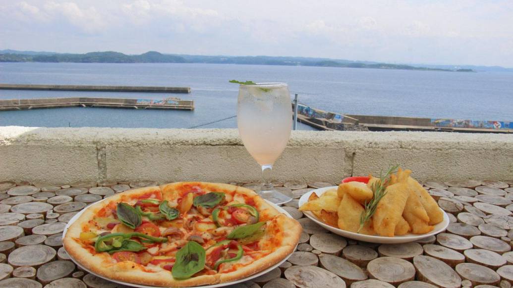 島唯一のカフェで夏の海を眺めながらいただく絶品ピザ！【Selfish 加唐島Café  前編】