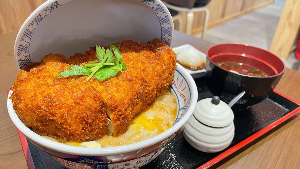 迫力満点！約5センチの極厚かつ丼が名物のお店「うどん大吉」