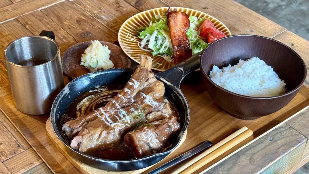 佐賀市でアウトドア気分を満喫！隠れ家カフェ『restore compass』の絶品スペアリブランチ
