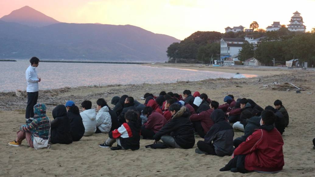 【海岸の瞑想会】唐津をもっと「攻め」のまちへ！瞑想がもたらす可能性と山田航世さんの想い｜あおとあかの"唐津が知りたい！"vol.6