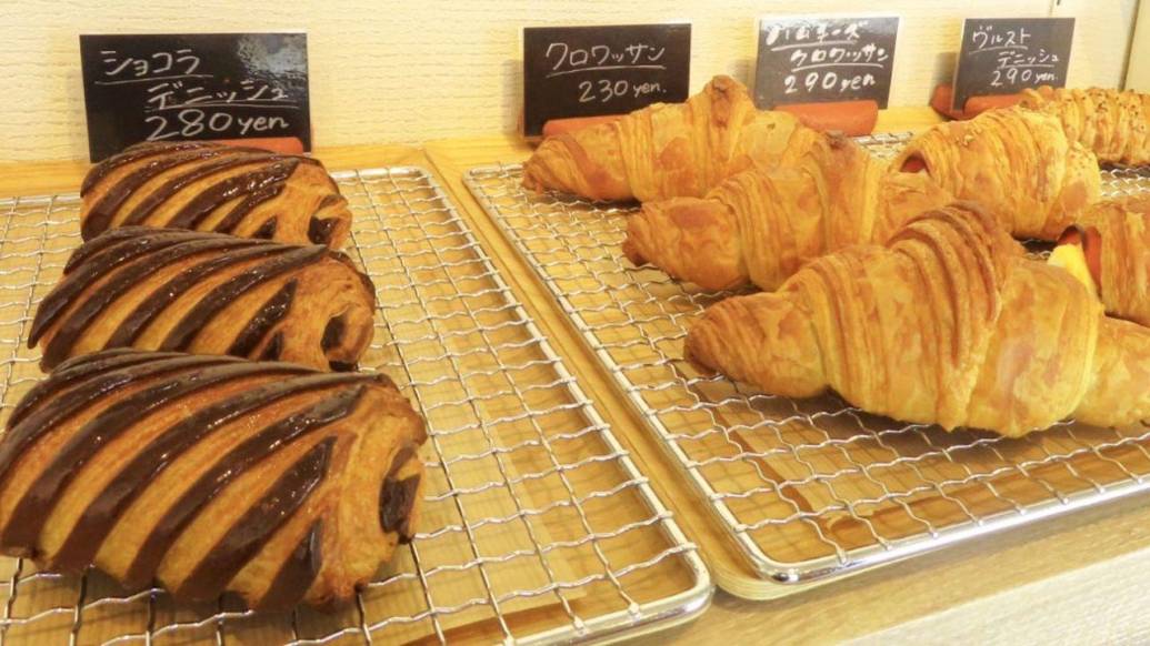 唐津のパン屋「pain de mi-chi」入口の旗がオープンの合図 パン以外のデザートも必見！