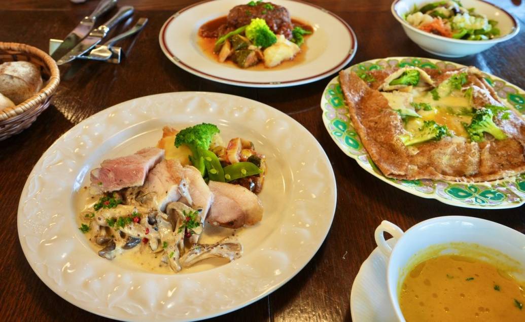 フレンチシェフ手作りの身体が喜ぶ贅沢ランチ。県産の旬の食材と四季折々の景色が楽しめる「北山びより」