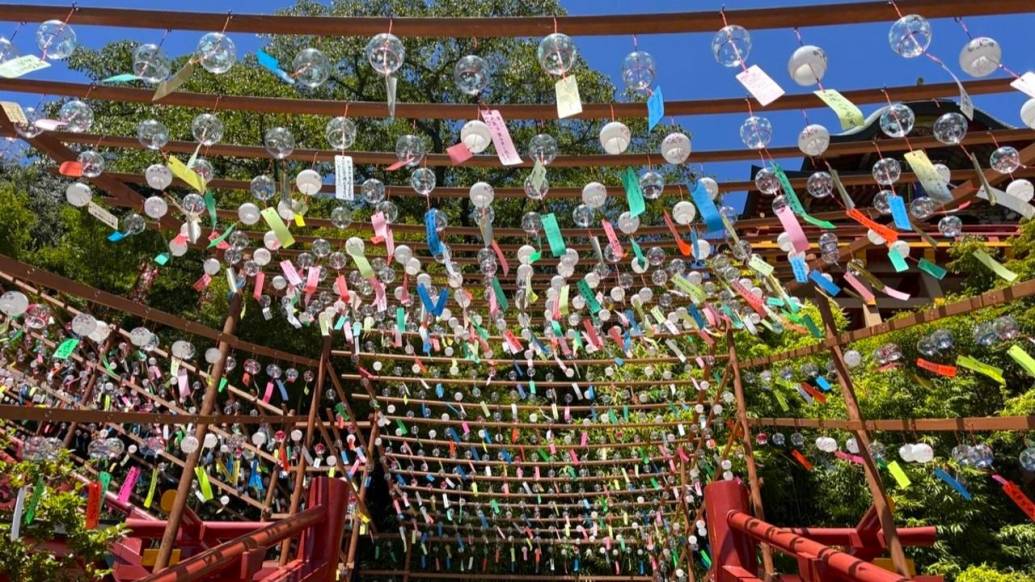 夏ならではの圧巻の景色！"しあわせ風鈴"が包む 鹿島市の「祐徳稲荷神社」