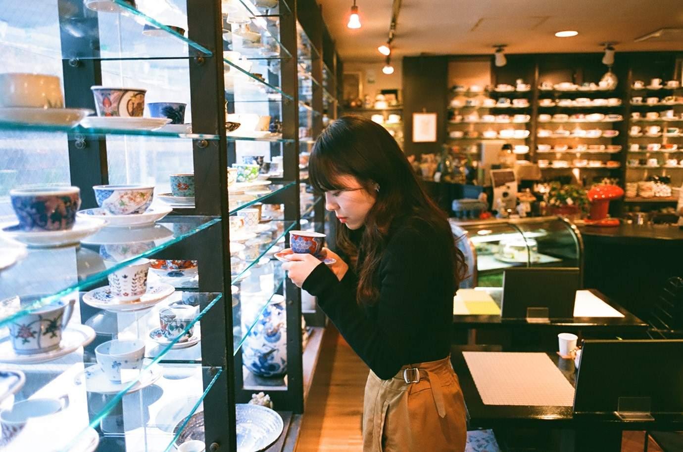 有田町 ギャラリー有田 2500客の有田焼コーヒーカップが並ぶ店内