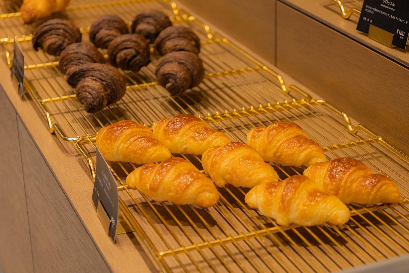 有田町 MARUBUN SHOP＆BAKERY CAFE 有田焼の器に並ぶ焼きたてパン