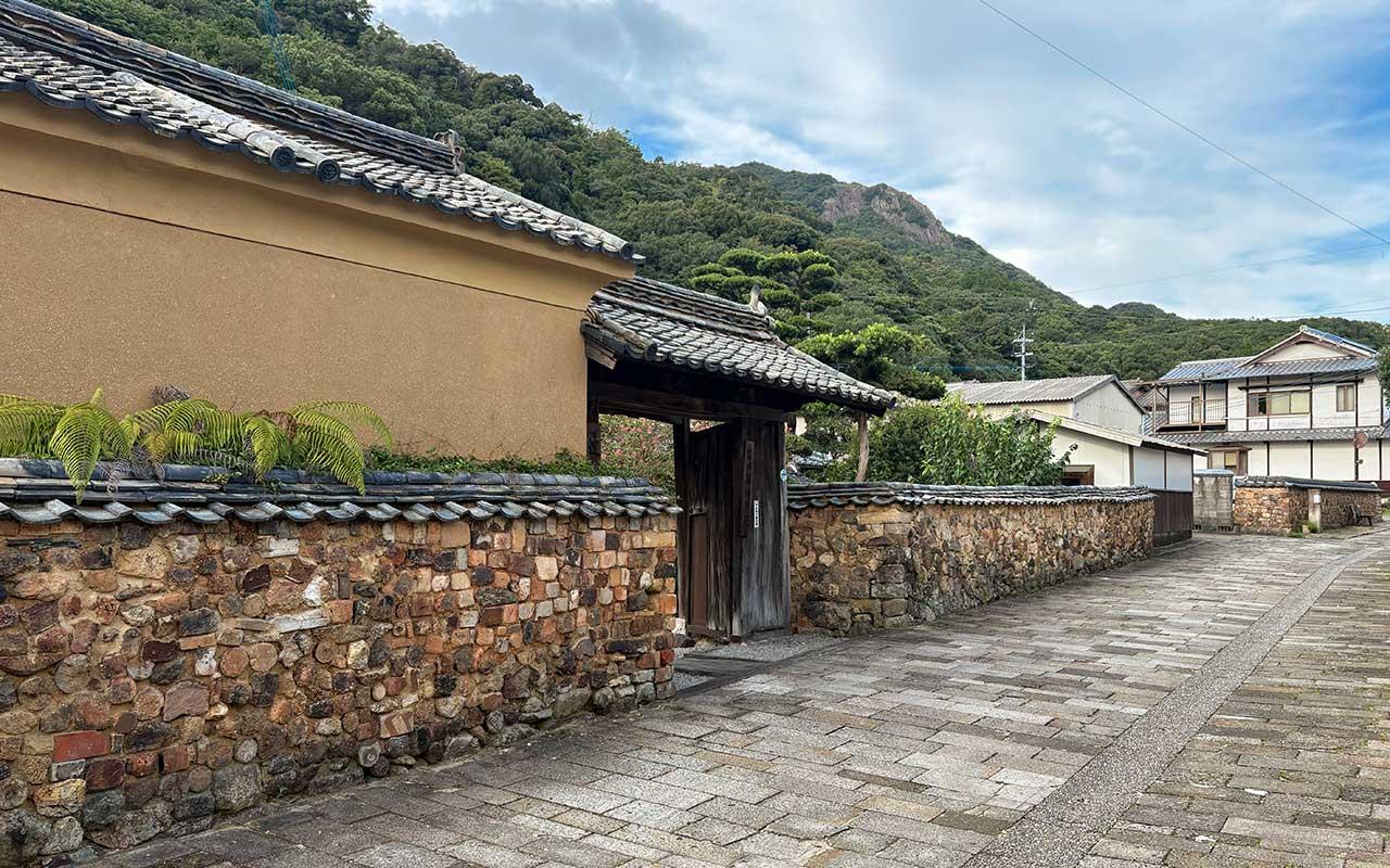 有田町 トンバイ塀 登り窯の廃材を使った赤茶色の壁