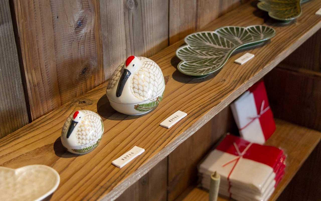 有田町 セレクトショップbowl 工芸品が並ぶ店内