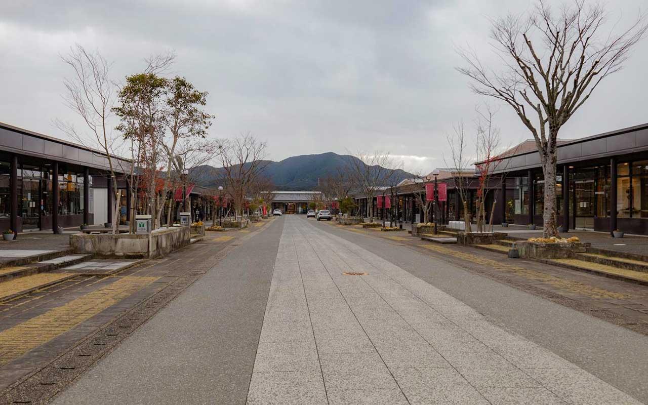 有田町 アリタセラ 有田焼専門店が並ぶ施設外観