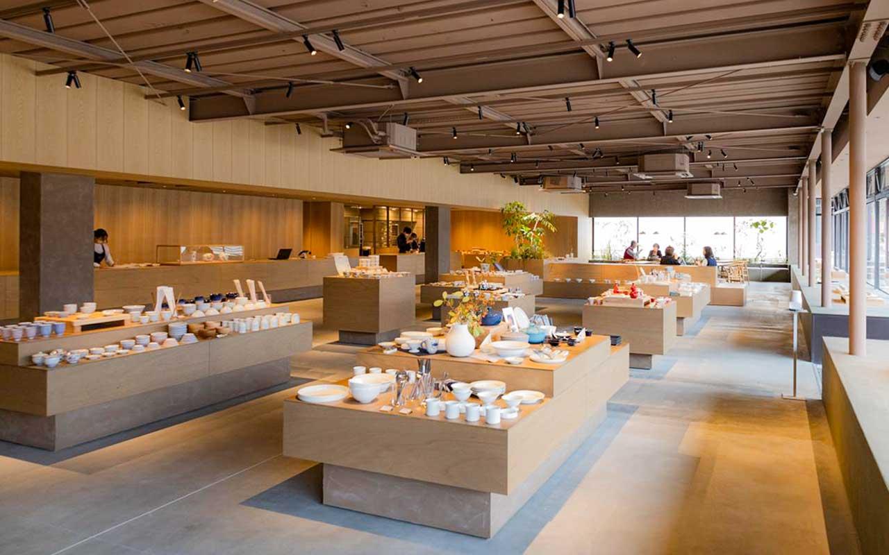 有田町 アリタセラ 店内に並ぶ有田焼
