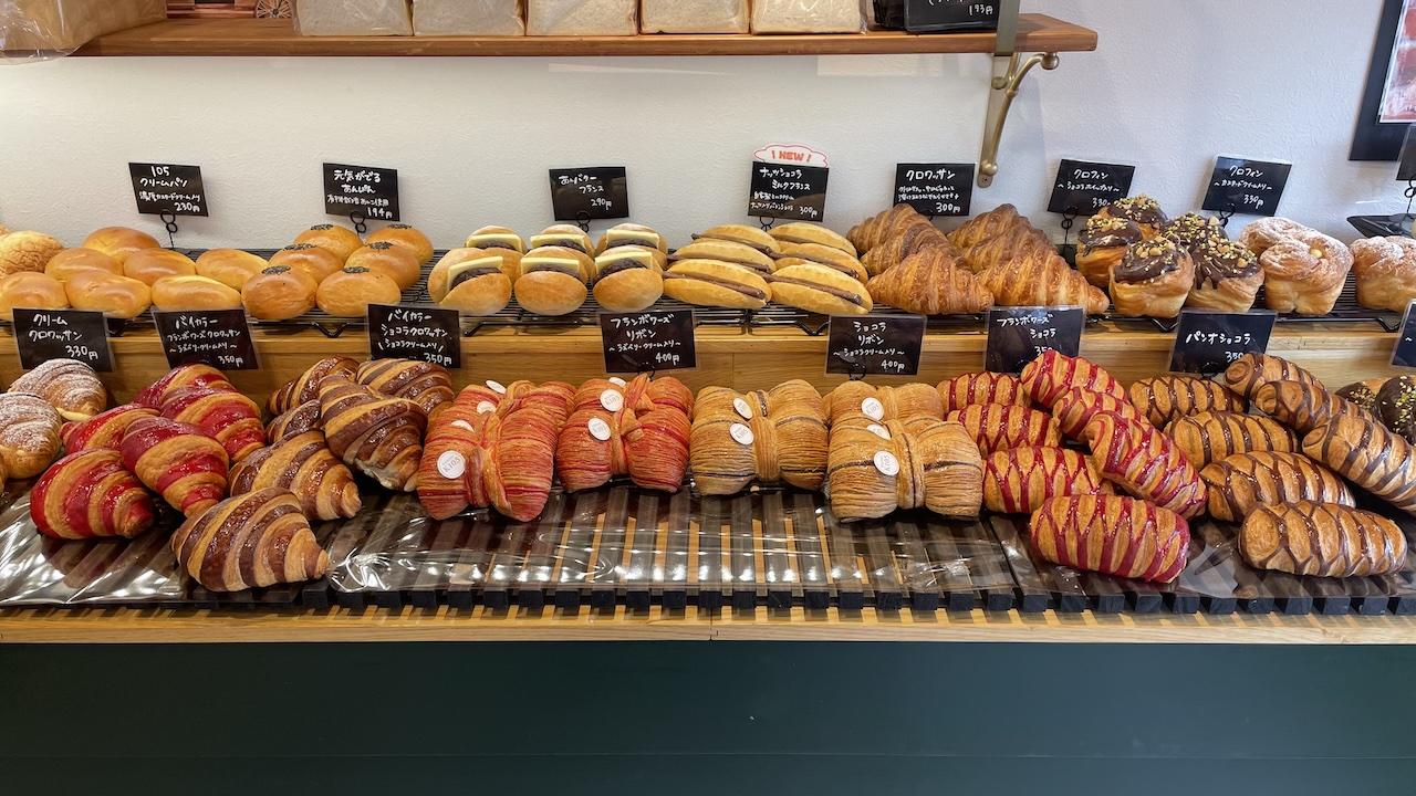 【基山町】話題のパンスイスがずらり！「BAKERY K105」1周年でメニュー一新｜EDITORS SAGAのサムネイル画像